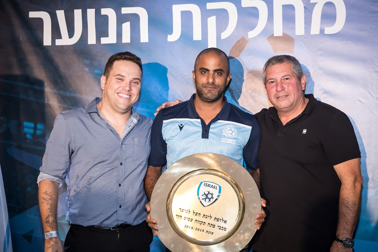 מעניקים מלגות